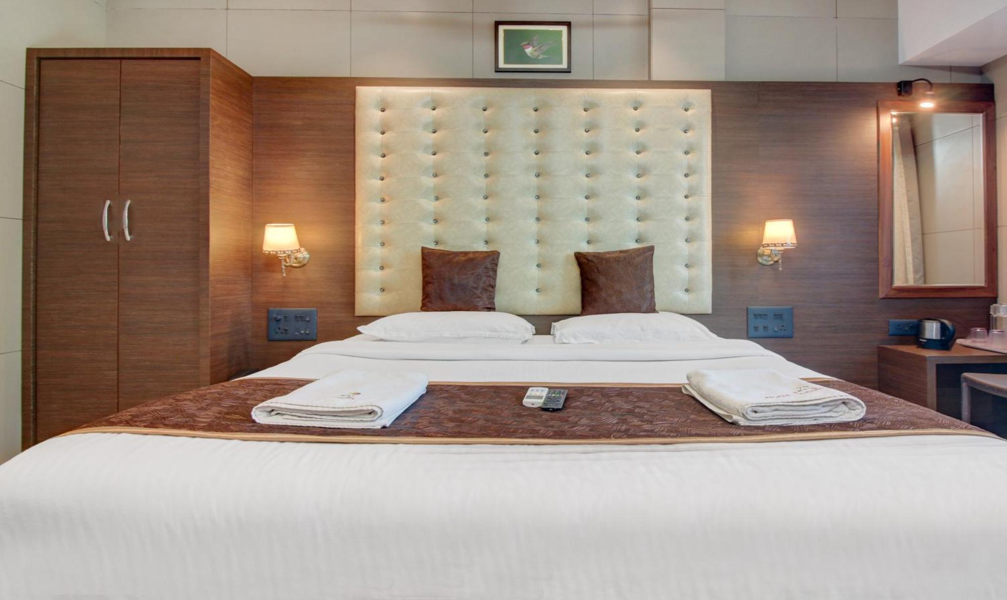 Hotel Leela Kalyān Eksteriør billede