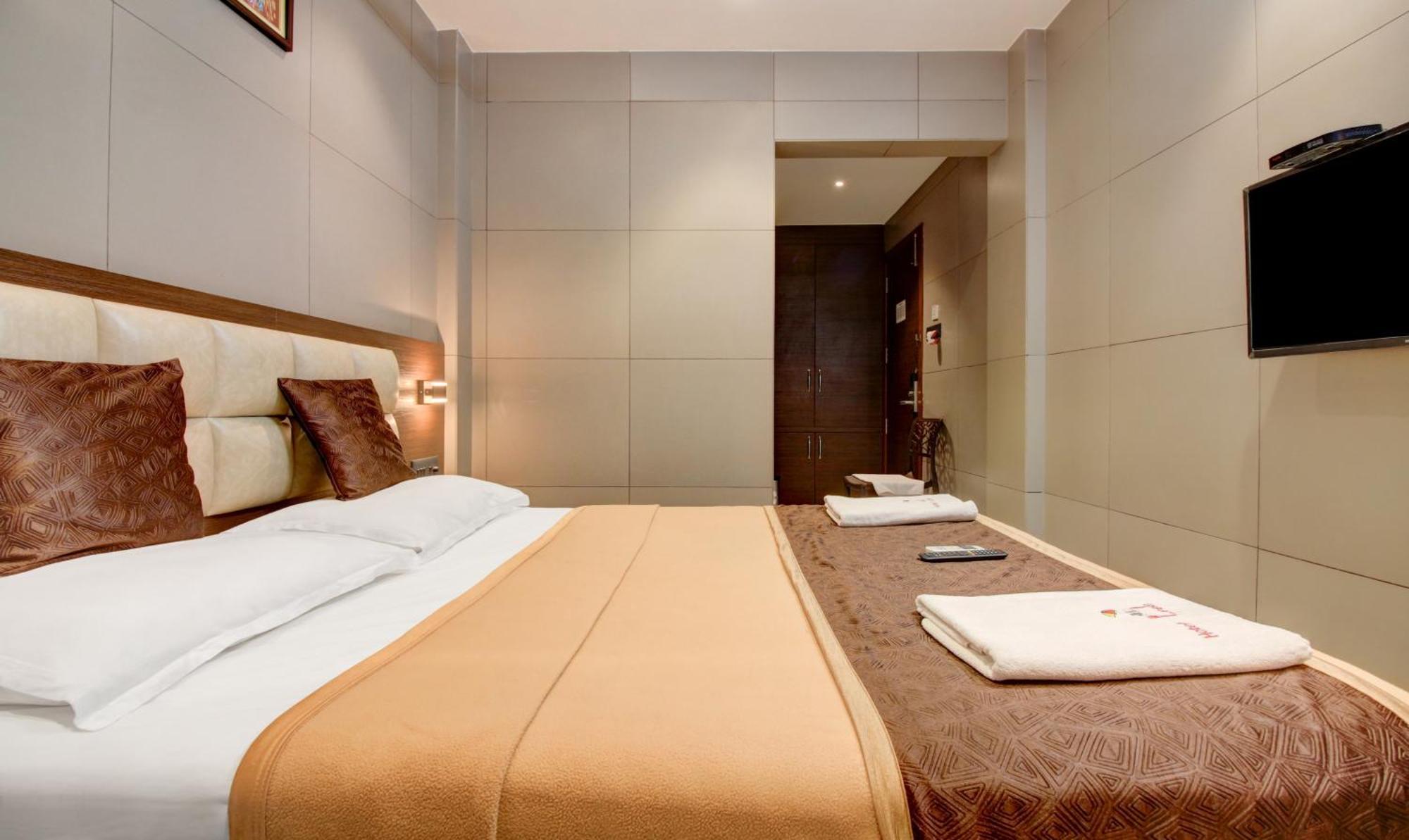 Hotel Leela Kalyān Eksteriør billede