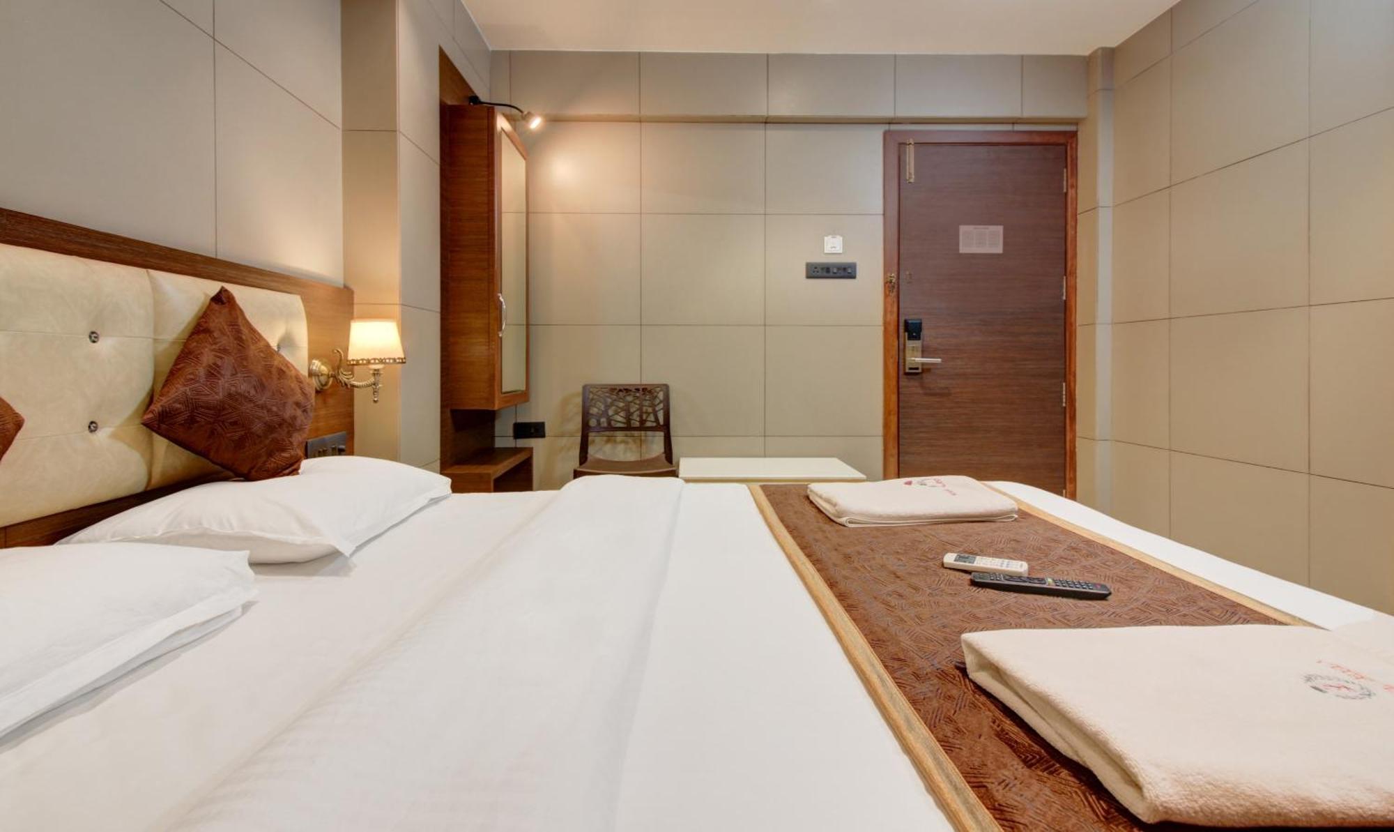 Hotel Leela Kalyān Eksteriør billede